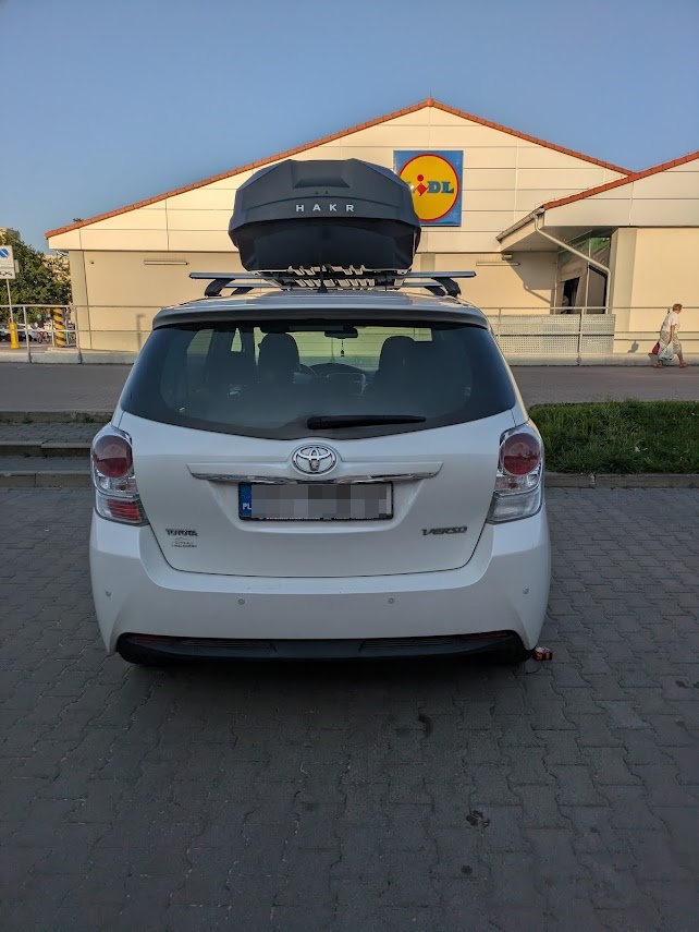 Toyota Verso z boxem ? widok boczny